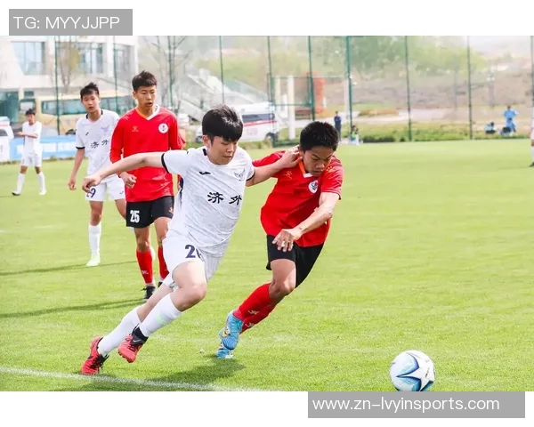 他热爱足球运动的激情与坚持展现了青春活力与团队精神